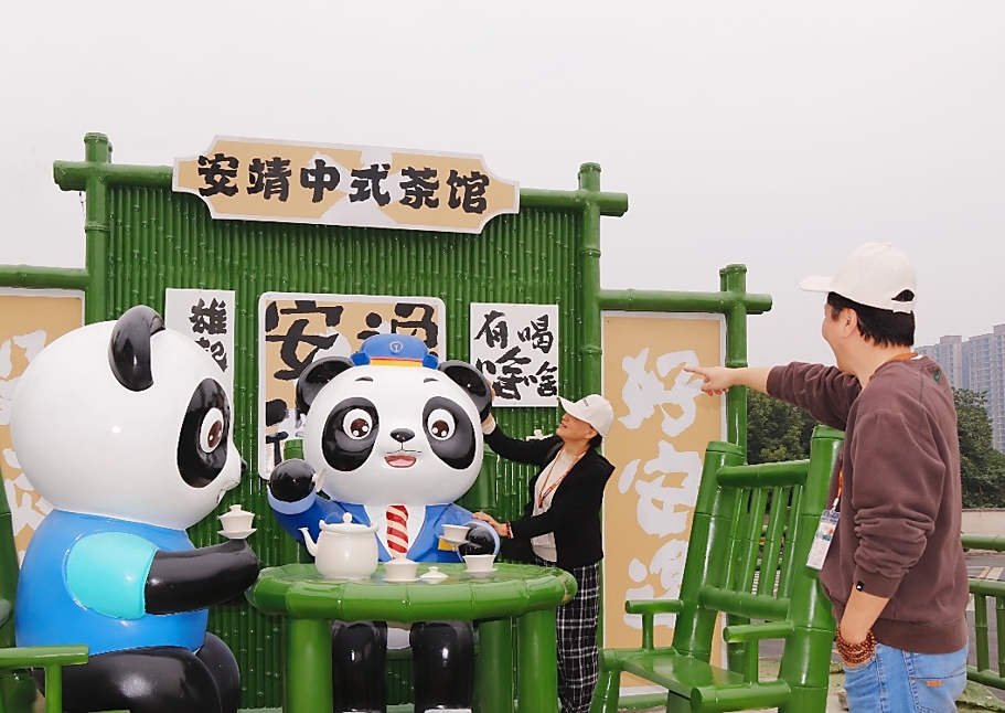 安靖站站前广场的熊猫雕塑打卡点（受访者提供）