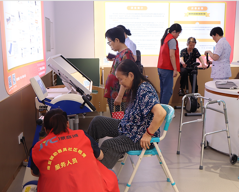 服务指导中心工作人员在帮助顾客试用康复器械 摄影：南京大学 汪雨霖